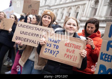 London, Großbritannien. 13. März 2023. LONDON, 13. März 2023, streikende Juniorärzte und ihre Unterstützer protestieren gegenüber der Downing Street in London, England. Die Ärzte in Großbritannien streiken über die Bezahlung, und die Bedingungen werden für 72 Stunden gehen. Kredit: Lucy North/Alamy Live News Stockfoto