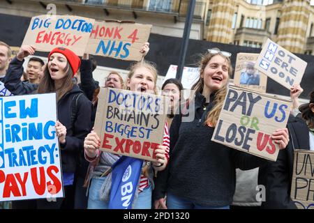 London, Großbritannien. 13. März 2023. LONDON, 13. März 2023, streikende Juniorärzte und ihre Unterstützer protestieren gegenüber der Downing Street in London, England. Die Ärzte in Großbritannien streiken über die Bezahlung, und die Bedingungen werden für 72 Stunden gehen. Kredit: Lucy North/Alamy Live News Stockfoto