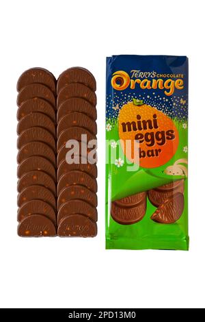 Terry's Schokoladen-Orangen-Mini-Eier-Bar, deren Inhalt aus der Verpackung entfernt wurde, isoliert auf weißem Hintergrund Stockfoto