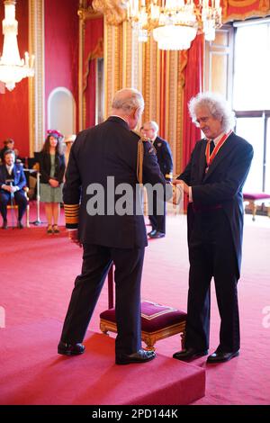 Sir Dr. Brian May, Musiker, Songwriter und Tierschutzbeauftragter aus Windlesham, wurde von König Charles III. Zum Knight Bachelor im Buckingham Palace ernannt. Die Ehre wird für die Dienste für Musik und Wohltätigkeit anerkannt. Foto: Dienstag, 14. März 2023. Stockfoto