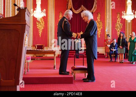 Sir Dr. Brian May, Musiker, Songwriter und Tierschutzbeauftragter aus Windlesham, wurde von König Charles III. Zum Knight Bachelor im Buckingham Palace ernannt. Die Ehre wird für die Dienste für Musik und Wohltätigkeit anerkannt. Foto: Dienstag, 14. März 2023. Stockfoto