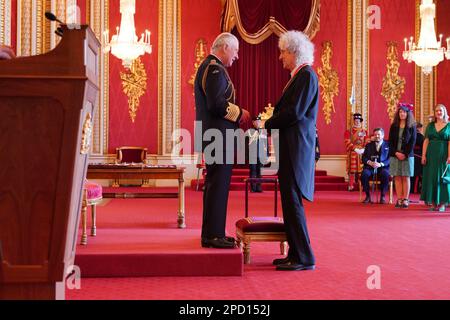 Sir Dr. Brian May, Musiker, Songwriter und Tierschutzbeauftragter aus Windlesham, wurde von König Charles III. Zum Knight Bachelor im Buckingham Palace ernannt. Die Ehre wird für die Dienste für Musik und Wohltätigkeit anerkannt. Foto: Dienstag, 14. März 2023. Stockfoto