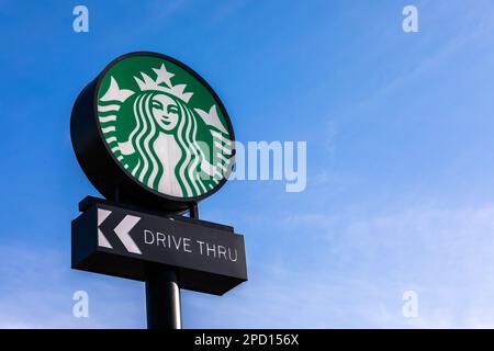 Starbucks Drive-Thru-Kaffeeschild Stockfoto