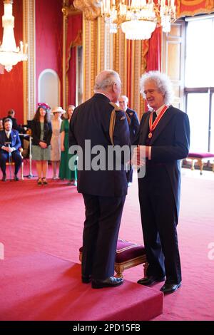 Sir Dr. Brian May, Musiker, Songwriter und Tierschutzbeauftragter aus Windlesham, wurde von König Charles III. Zum Knight Bachelor im Buckingham Palace ernannt. Die Ehre wird für die Dienste für Musik und Wohltätigkeit anerkannt. Foto: Dienstag, 14. März 2023. Stockfoto