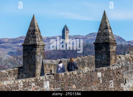 Stirling Old Bridge über den Fluss Forth, mit dem Wallace Monument im Hintergrund, in der Stadt Stirling in Schottland Stockfoto