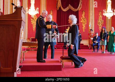 Sir Dr. Brian May, Musiker, Songwriter und Tierschutzbeauftragter aus Windlesham, wurde von König Charles III. Zum Knight Bachelor im Buckingham Palace ernannt. Die Ehre wird für die Dienste für Musik und Wohltätigkeit anerkannt. Foto: Dienstag, 14. März 2023. Stockfoto