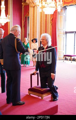 Sir Dr. Brian May, Musiker, Songwriter und Tierschutzbeauftragter aus Windlesham, wurde von König Charles III. Zum Knight Bachelor im Buckingham Palace ernannt. Die Ehre wird für die Dienste für Musik und Wohltätigkeit anerkannt. Foto: Dienstag, 14. März 2023. Stockfoto