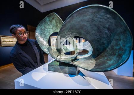 London, Großbritannien. 14. März 2023. Dame Barbara Hepworth, Forms in Movement (Pavan), Est £300.000-500.000 - Vorschau auf Christies Abendangebot für moderne britische und irische Kunst. Der Verkauf findet am 21. März statt. Kredit: Guy Bell/Alamy Live News Stockfoto