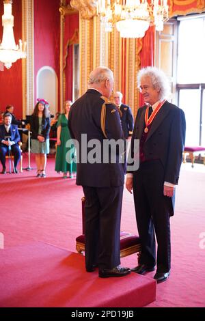 Sir Dr. Brian May, Musiker, Songwriter und Tierschutzbeauftragter aus Windlesham, wurde von König Charles III. Zum Knight Bachelor im Buckingham Palace ernannt. Die Ehre wird für die Dienste für Musik und Wohltätigkeit anerkannt. Foto: Dienstag, 14. März 2023. Stockfoto