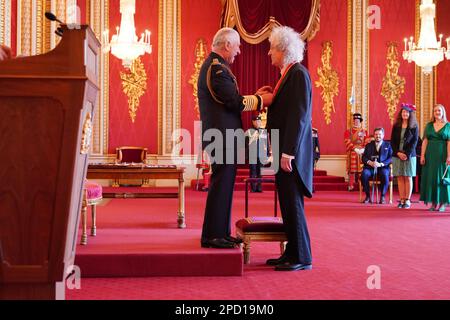 Sir Dr. Brian May, Musiker, Songwriter und Tierschutzbeauftragter aus Windlesham, wurde von König Charles III. Zum Knight Bachelor im Buckingham Palace ernannt. Die Ehre wird für die Dienste für Musik und Wohltätigkeit anerkannt. Foto: Dienstag, 14. März 2023. Stockfoto