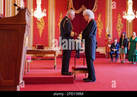 Sir Dr. Brian May, Musiker, Songwriter und Tierschutzbeauftragter aus Windlesham, wurde von König Charles III. Zum Knight Bachelor im Buckingham Palace ernannt. Die Ehre wird für die Dienste für Musik und Wohltätigkeit anerkannt. Foto: Dienstag, 14. März 2023. Stockfoto