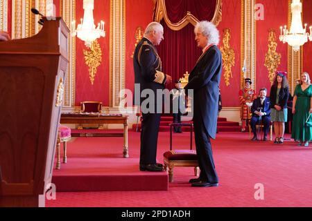 Sir Dr. Brian May, Musiker, Songwriter und Tierschutzbeauftragter aus Windlesham, wurde von König Charles III. Zum Knight Bachelor im Buckingham Palace ernannt. Die Ehre wird für die Dienste für Musik und Wohltätigkeit anerkannt. Foto: Dienstag, 14. März 2023. Stockfoto