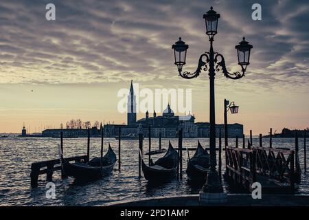 Venedig, Gondeln, Kirche San Giorgio Maggiore im Hintergrund, dramatisches Morgenlicht Stockfoto