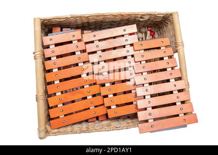 Kinderxylophone aus Holz in einer Box, isoliert auf weiß, Draufsicht Stockfoto