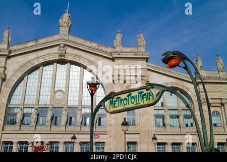 Art Noveau Metroschild Aus Gusseisen Vor Dem Bahnhof Gare Du Nord, Paris Frankreich Stockfoto