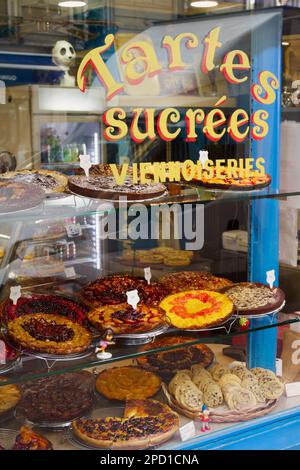 Kuchen und Obsttörtchen im Schaufenster Einer Patisserie, Montmartre, Paris, Frankreich Stockfoto