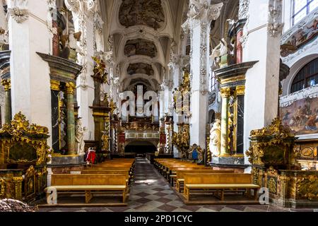 Barockkloster Neuzelle, Deutschland. Blicken Sie durch das Schiff im Westen in Richtung Eingang und Orgel in der Kollegialkirche der Abtei Neuzelle. Die Perspektive wird komprimiert angezeigt Stockfoto