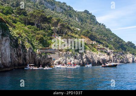 Boote und Ruderboote am Eingang zur Blauen Grotte, Capri, Italien Stockfoto