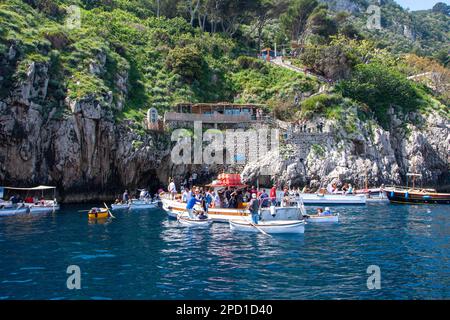 Boote und Ruderboote am Eingang zur Blauen Grotte, Capri, Italien Stockfoto