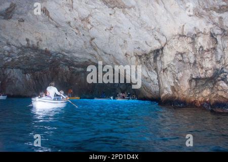 Boote und Ruderboote am Eingang zur Blauen Grotte, Capri, Italien Stockfoto