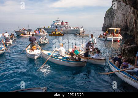 Boote und Ruderboote am Eingang zur Blauen Grotte, Capri, Italien Stockfoto