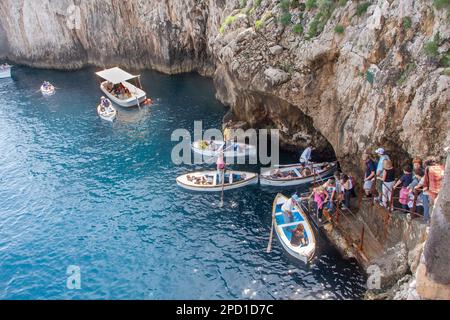 Boote und Ruderboote am Eingang zur Blauen Grotte, Capri, Italien Stockfoto