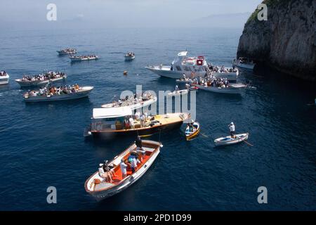 Boote und Ruderboote am Eingang zur Blauen Grotte, Capri, Italien Stockfoto