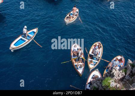 Boote und Ruderboote am Eingang zur Blauen Grotte, Capri, Italien Stockfoto