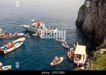 Boote und Ruderboote am Eingang zur Blauen Grotte, Capri, Italien Stockfoto