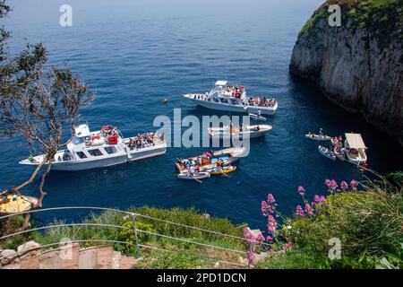 Boote und Ruderboote am Eingang zur Blauen Grotte, Capri, Italien Stockfoto