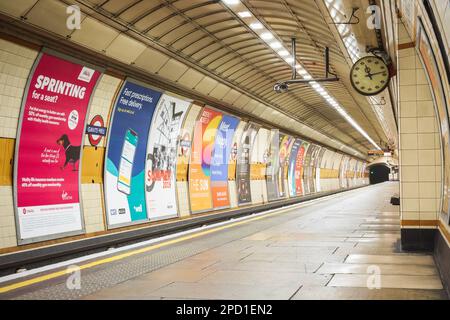 London, Großbritannien - 15. Januar 2023 - leerer Bahnsteig an der Londoner U-Bahnstation Gants Hill Stockfoto