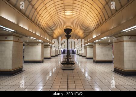 Die untere Halle der Londoner U-Bahn-Station Gants Hill Stockfoto