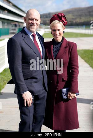Mike Tindall und Zara Tindall kommen vor dem ersten Tag des Cheltenham Festivals auf der Cheltenham Rennbahn an. Foto: Dienstag, 14. März 2023. Stockfoto