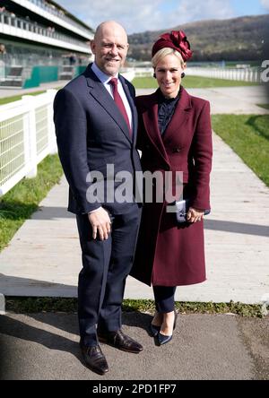 Mike Tindall und Zara Tindall kommen vor dem ersten Tag des Cheltenham Festivals auf der Cheltenham Rennbahn an. Foto: Dienstag, 14. März 2023. Stockfoto