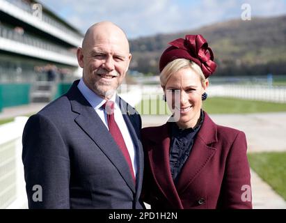 Mike Tindall und Zara Tindall kommen vor dem ersten Tag des Cheltenham Festivals auf der Cheltenham Rennbahn an. Foto: Dienstag, 14. März 2023. Stockfoto