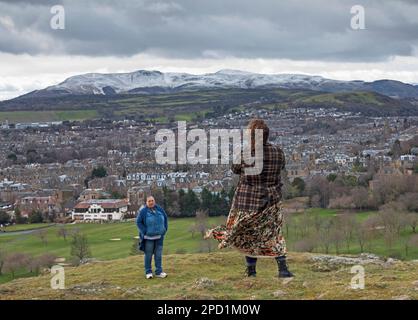 Kalt und bewölkt im Holyrood Park, Edinburgh, Schottland, Großbritannien. 14. März 2023 Temperatur von 5 Grad Celsius mit gefrierendem Wind, was das echte Gefühl von 0 Grad gibt. Abbildung: Touristen, die die Gelegenheit nutzen, eine malerische Aussicht zu genießen, bevor sie wieder in den Touristenbus steigen. Kredit: Archwhite/alamy Live News. Stockfoto