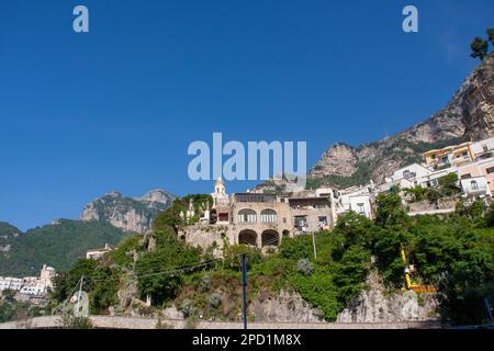 Positano ist ein Dorf und eine Gemeinde an der Amalfiküste (Provinz Salerno) in Kampanien, Italien, hauptsächlich in einer Enklave in den Hügeln, die hinunter zum führen Stockfoto
