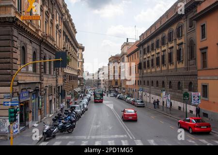 Touristen besichtigen die Stadt mit einem Hop-on-Hop-off-Doppeldecker-Tourbus in Rom, Italien Stockfoto