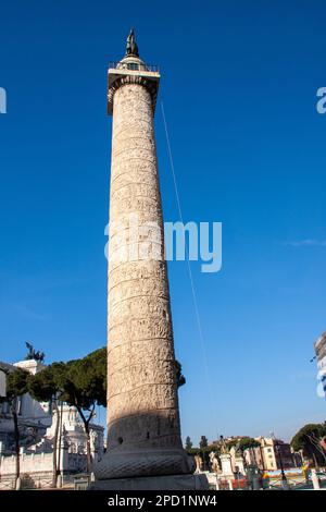 Trajanssäule (Italienisch: Colonna Traiana, Lateinisch: Columna Traiani) ist eine römische Triumphsäule in Rom, Italien, die dem römischen Kaiser Trajan gedenkt. Stockfoto