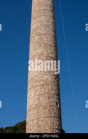 Trajanssäule (Italienisch: Colonna Traiana, Lateinisch: Columna Traiani) ist eine römische Triumphsäule in Rom, Italien, die dem römischen Kaiser Trajan gedenkt. Stockfoto