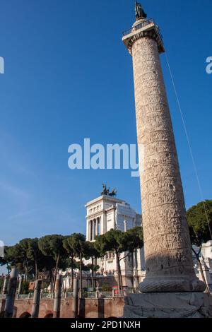 Trajanssäule (Italienisch: Colonna Traiana, Lateinisch: Columna Traiani) ist eine römische Triumphsäule in Rom, Italien, die dem römischen Kaiser Trajan gedenkt. Stockfoto