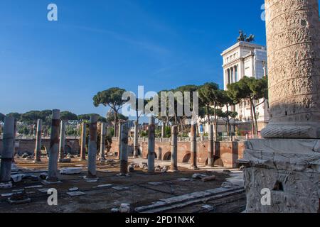 Trajanssäule (Italienisch: Colonna Traiana, Lateinisch: Columna Traiani) ist eine römische Triumphsäule in Rom, Italien, die dem römischen Kaiser Trajan gedenkt. Stockfoto