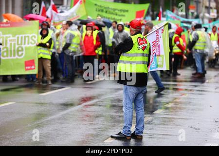 DÜSSELDORF, DEUTSCHLAND. 14. März 2023 Medizinisches Personal Strike Action. Mitglieder der Gewerkschaft Ver.di, die im medizinischen Beruf tätig sind, streiken für höhere Löhne. Die Gewerkschaftsmitglieder setzen sich für eine Gehaltserhöhung von 10,5 % oder mindestens €500 EUR ein. Streiks betreffen weiterhin medizinische Einrichtungen, Kindergärten, öffentliche Verkehrsmittel und kommunale Dienste. Kredit: Ant Palmer / Alamy Live News Stockfoto