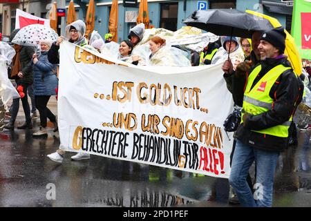 DÜSSELDORF, DEUTSCHLAND. 14. März 2023 Medizinisches Personal Strike Action. Mitglieder der Gewerkschaft Ver.di, die im medizinischen Beruf tätig sind, streiken für höhere Löhne. Die Gewerkschaftsmitglieder setzen sich für eine Gehaltserhöhung von 10,5 % oder mindestens €500 EUR ein. Streiks betreffen weiterhin medizinische Einrichtungen, Kindergärten, öffentliche Verkehrsmittel und kommunale Dienste. Kredit: Ant Palmer / Alamy Live News Stockfoto