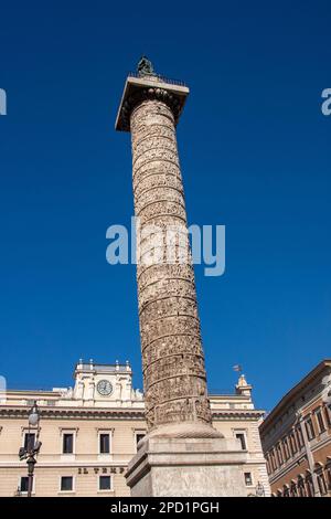 Trajanssäule (Italienisch: Colonna Traiana, Lateinisch: Columna Traiani) ist eine römische Triumphsäule in Rom, Italien, die dem römischen Kaiser Trajan gedenkt. Stockfoto