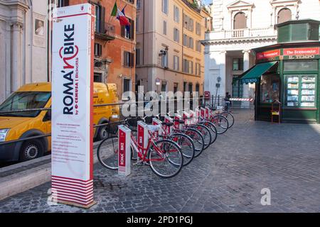 Mietstation für Time-Sharing-Fahrräder im Zentrum von Rom, Italien Stockfoto