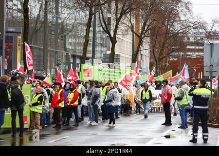 DÜSSELDORF, DEUTSCHLAND. 14. März 2023 Medizinisches Personal Strike Action. Mitglieder der Gewerkschaft Ver.di, die im medizinischen Beruf tätig sind, streiken für höhere Löhne. Die Gewerkschaftsmitglieder setzen sich für eine Gehaltserhöhung von 10,5 % oder mindestens €500 EUR ein. Streiks betreffen weiterhin medizinische Einrichtungen, Kindergärten, öffentliche Verkehrsmittel und kommunale Dienste. Kredit: Ant Palmer / Alamy Live News Stockfoto