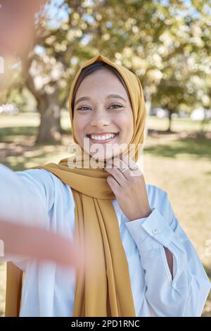 Moslem, Frau im Park mit Hijab und Selfie, Freiheit und Reisen, Natur mit Frieden und Ruhe im Freien. Islamische Mode, Jugend und Genz mit Abenteuer Stockfoto