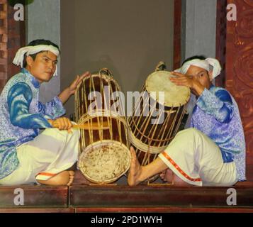 Traditionelle vietnamesische Volkslieder und Volkstänze mit traditionellen Kostümen und Musikinstrumenten, die in Hoi an, Vietnam, fotografiert wurden Stockfoto