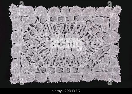 Nordöstliches brasilianisches Tischset aus Renaissance-Spitze, isoliert auf schwarzem Hintergrund. Stockfoto